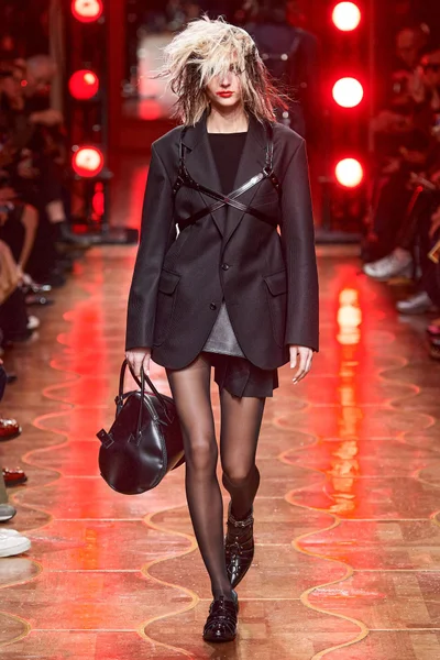 Look 18